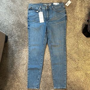 Women’s light wash skinny jeans